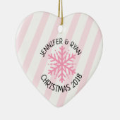 カップルの写真をパーソナライズするピンクの白いスノーフレーク セラミックオーナメント (右)