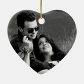 カップルの写真をパーソナライズするピンクの白いスノーフレーク セラミックオーナメント (裏面)