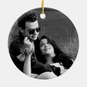 カップルの写真をパーソナライズ白黒スノーフレーク セラミックオーナメント (裏面)