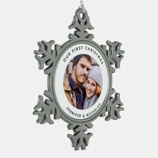 カップルの初めてのクリスマス写真 スノーフレークピューターオーナメント (左)
