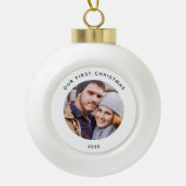 カップルの初めてのクリスマス写真 セラミックボールオーナメント (正面)
