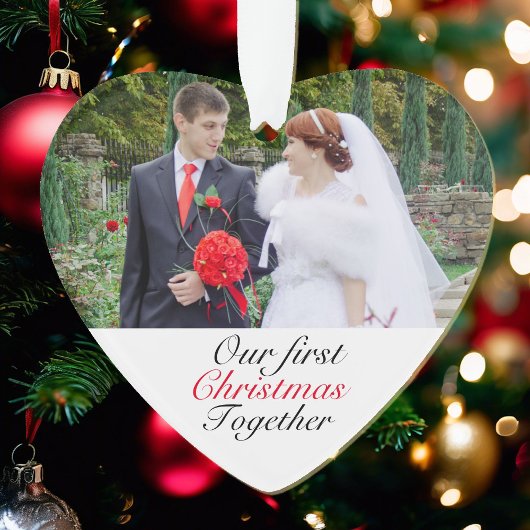 カップルの初めてのクリスマス結婚の写真年または オーナメント