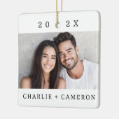 カップルの名前と年の写真モダン セラミックオーナメント (左)