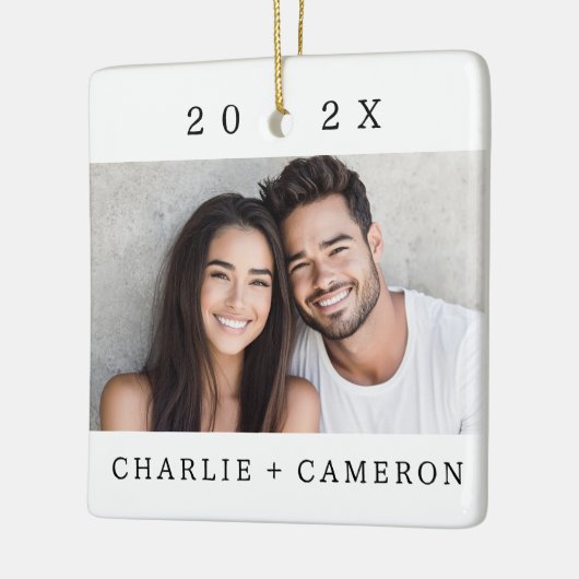 カップルの名前と年の写真モダン セラミックオーナメント (左)