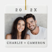 カップルの名前と年の写真モダン セラミックオーナメント (裏面)