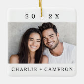 カップルの名前と年の写真モダン セラミックオーナメント (正面)