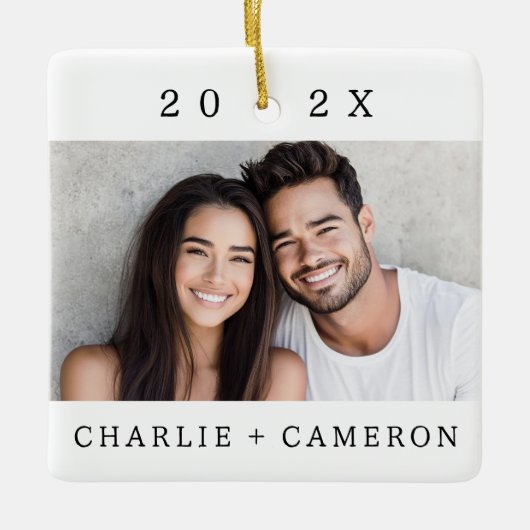 カップルの名前と年の写真モダン セラミックオーナメント (正面)