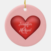 カップルの名前をカスタムするを持つ赤いハート セラミックオーナメント (裏面)