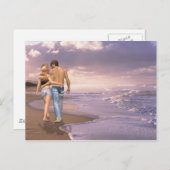 カップルの愛の歩くにビーチに夕日 ポストカード (正面/裏面)