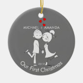 カップルの愛の私たちの初めてのクリスマス セラミックオーナメント (正面)
