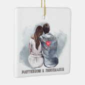 カップルの抱き締め – ロマンチックなバックビュー セラミックオーナメント (右)
