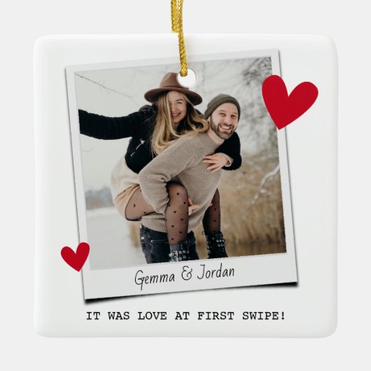 カップルの最初のスワイプ'オンラインデートすること セラミックオーナメント (正面)