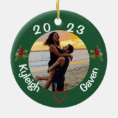 カップルの赤と緑のクリスマスセラミックオーナメント セラミックオーナメント (裏面)