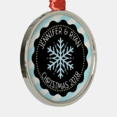 カップルの青い白黒のスノーフレーク メタルオーナメント (右)