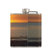 カップルはサンセットドリンクビーチで座るフラスコ フラスク (裏面)