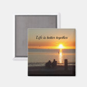 カップルはサンセットマグネットでビーチに座る マグネット (正面/裏面)