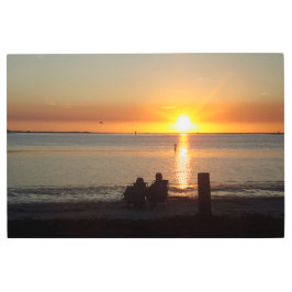 カップルはビーチに座るサンセットメタルウォールアート メタルプリント