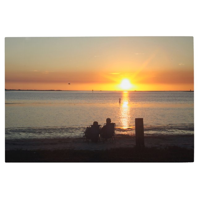 カップルはビーチに座るサンセットメタルウォールアート メタルプリント (正面)