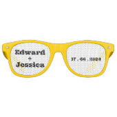 カップルイニシャルと日付白黒スクリプモダント レトロサングラス (正面)