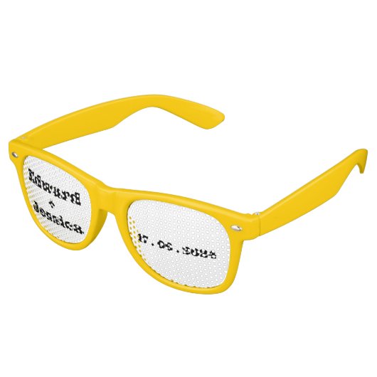 カップルイニシャルと日付白黒スクリプモダント レトロサングラス (アングル)