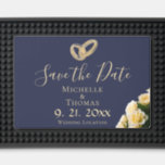 カップルエレガントの結婚リングや輪Save the Date バーマット<br><div class="desc">カップルエレガントの結婚リングや輪日付バーマットを保存。自分の結婚式を作る日付バーマットを保存するモダンと、スクリプトの中で日付文字を保存しエレガントて結婚、新婦と新婦の名前結婚、の日付、の場所と2のリン結婚グと黄色のバラ。ニーズに合わせて文字をカスタマイズする。この日付保存バーマットは、リハーサル夕食、婚約、記念日、カップルのシャワーなどの他のカップルイベントに使用することができる…</div>