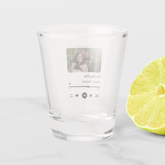 カップルカスタムのためのフォトミュージックの曲のプレイリスト ショットグラス (裏面)