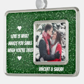 カップルカスタムの写真、名前と愛の引用文グリッター シルバープレートフレームオーナメント (左)