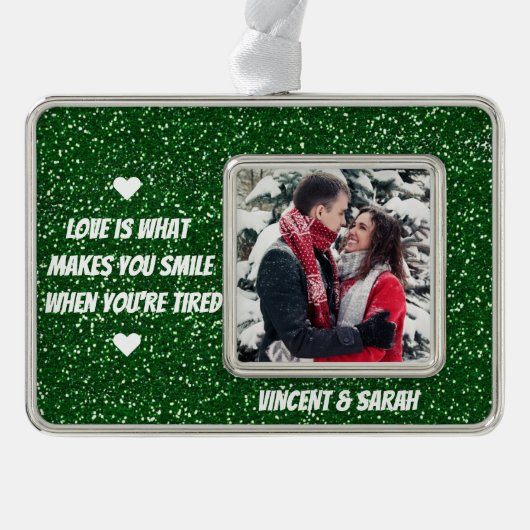 カップルカスタムの写真、名前と愛の引用文グリッター シルバープレートフレームオーナメント (正面)