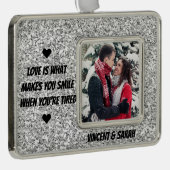カップルカスタム写真、名前、ラブ引用文グリッター シルバープレートフレームオーナメント (右)