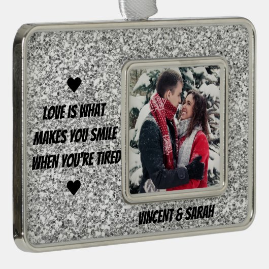 カップルカスタム写真、名前、ラブ引用文グリッター シルバープレートフレームオーナメント (右)