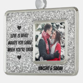 カップルカスタム写真、名前、ラブ引用文グリッター シルバープレートフレームオーナメント (左)
