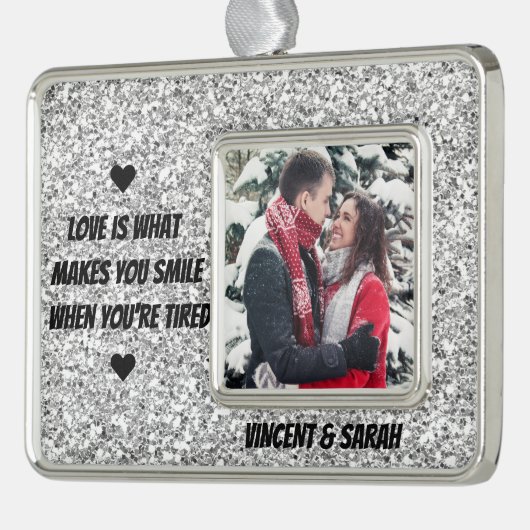 カップルカスタム写真、名前、ラブ引用文グリッター シルバープレートフレームオーナメント (左)