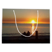 カップルシットオンビーチアットサンセット抱き枕 ラージペーパーバッグ (裏面)