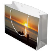 カップルシットオンビーチアットサンセット抱き枕 ラージペーパーバッグ (裏面アングル)