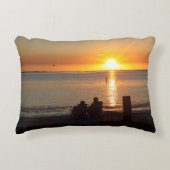 カップルシットオンビーチアットサンセット装飾用クッション アクセントクッション (正面)
