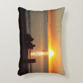 カップルシットオンビーチアットサンセット装飾用クッション アクセントクッション (正面(垂直))