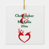 カップルパーソナライズされたの最初のクリスマスハート鹿 セラミックオーナメント (裏面)