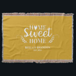 カップルパーソナライズされたズ新婚ブランケット スローブランケット<br><div class="desc">Home Sweet Homeという言葉と、あなたの名前と日付を特徴とする居心地の結婚良い毛布。美しい贈り物や記念日の贈り物のために、この黄色と白結婚の投げ毛布をパーソナライズ。その他の色を使用できるBlackberry Boulevardでデザイン。</div>
