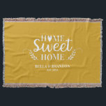 カップルパーソナライズされたズ新婚ブランケット スローブランケット<br><div class="desc">Home Sweet Homeという言葉と、あなたの名前と日付を特徴とする居心地の結婚良い毛布。美しい贈り物や記念日の贈り物のために、この黄色と白結婚の投げ毛布をパーソナライズ。その他の色を使用できるBlackberry Boulevardでデザイン。</div>