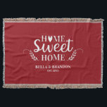 カップルパーソナライズされたズ結婚ブランケット スローブランケット<br><div class="desc">Home Sweet Homeという言葉と、あなたの名前と日付を特徴とする居心地の結婚良い毛布。美しい赤と白贈り物のためにこの投げ毛布をパーソナライズ結婚。その他の色を使用できるBlackberry Boulevardでデザイン。</div>