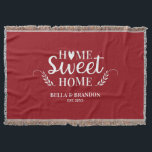 カップルパーソナライズされたズ結婚ブランケット スローブランケット<br><div class="desc">Home Sweet Homeという言葉と、あなたの名前と日付を特徴とする居心地の結婚良い毛布。美しい赤と白贈り物のためにこの投げ毛布をパーソナライズ結婚。その他の色を使用できるBlackberry Boulevardでデザイン。</div>