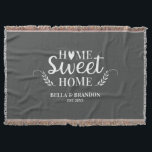 カップルパーソナライズされたズ結婚ブランケット スローブランケット<br><div class="desc">Home Sweet Homeという言葉と、あなたの名前と日付を特徴とする居心地の結婚良い毛布。美しいギフトやアニバーサリーギフトのためにこのグレーと白結婚の投げ毛布をパーソナライズ。その他の色を使用できるBlackberry Boulevardでデザイン。</div>