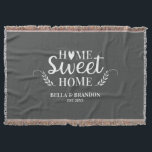 カップルパーソナライズされたズ結婚ブランケット スローブランケット<br><div class="desc">Home Sweet Homeという言葉と、あなたの名前と日付を特徴とする居心地の結婚良い毛布。美しいギフトやアニバーサリーギフトのためにこのグレーと白結婚の投げ毛布をパーソナライズ。その他の色を使用できるBlackberry Boulevardでデザイン。</div>