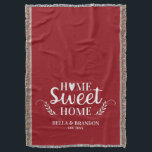 カップルパーソナライズされたズ結婚ーズ スローブランケット<br><div class="desc">Home Sweet Homeという言葉と、あなたの名前と日付を特徴とする居心地の結婚良い毛布。美しい赤と白贈り物のためにこの投げ毛布をパーソナライズ結婚。その他の色を使用できるBlackberry Boulevardでデザイン。</div>