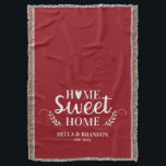 カップルパーソナライズされたズ結婚ーズ スローブランケット<br><div class="desc">Home Sweet Homeという言葉と、あなたの名前と日付を特徴とする居心地の結婚良い毛布。美しい赤と白贈り物のためにこの投げ毛布をパーソナライズ結婚。その他の色を使用できるBlackberry Boulevardでデザイン。</div>