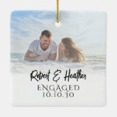カップルパーソナライズされた写真婚約クリスマス セラミックオーナメント (裏面)