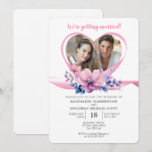 カップルフォト ハートリボンフレーム & ピンクの花 招待状 (正面/裏面)