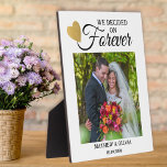 カップルモダンの結婚写真金ゴールドハート引用文 フォトプラーク<br><div class="desc">名前モダンと日パーソナライズされた付きのカップルの写真フレーム。引用文「我々は永遠に決めた」は、フォトプラークにロマンチックな要素を加える。</div>