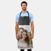 カップルモダンコラージュ写真と家族ミニマルギフト エプロン (着用した状態)