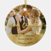 カップルモダンフォトエレガント金ゴールド初めてのクリスマス セラミックオーナメント (正面)